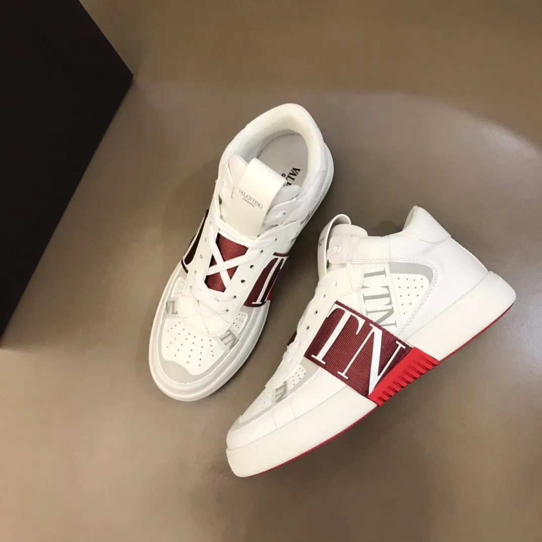 P460◾️▫️V L7N high-top calfskin lace-up sneakers. No man should be able to refuse this style. The classic color scheme is so handsome! Purchase a high-precision replica of the original version to instantly sell off the market currency! 6 VLTN logo rubber effect straps - Valentino Garavani Logo printed on the back and tongue, all materials are customized to ensure quality!  Size: Male 38-44 (45.46 customized)